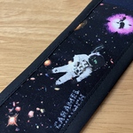 おしゃれで高学年まで使える！肩紐カバー　宇宙柄