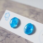 青の流れる気配〔イヤリング/ノンホールピアス/チタンピアス/シンプル / レジン鉱石〕       