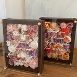 2個セット 結婚式両親贈呈品 プリザーブドフラワーアレンジ 茶枠〈ピンクパープル白＆ピンクパープルオレンジ〉白文字入れ