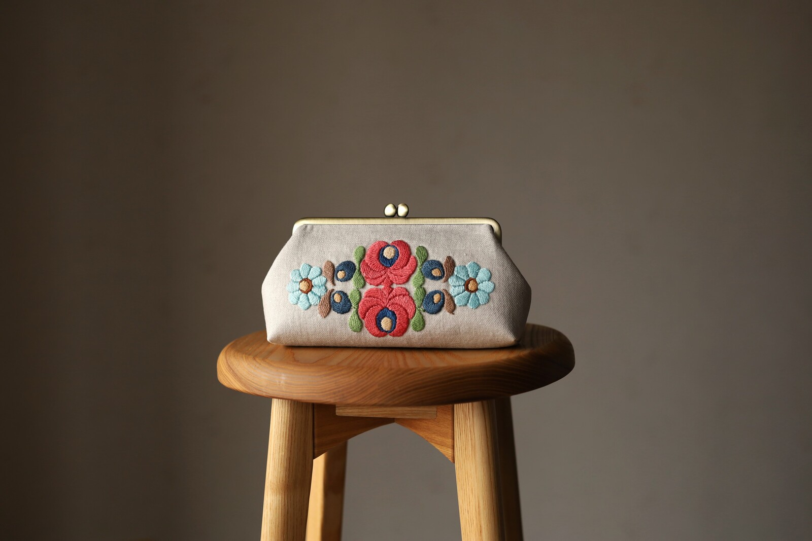ダークナチュラルリネン　花刺繍がま口ポーチ　L