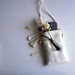 ちょっとそこまでスマホポシェット　-オフホワイトベースにお花模様の刺繍- SPP2209WH22BT