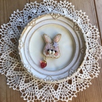 イチゴ食べたいうさぎブローチ