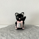 羊毛フェルト　プレゼントボックスを持った黒猫ちゃん