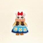 桃色マフラーの白猫　冬の猫刺繍ブローチ