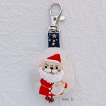 キーホルダー「サンタクロースネコちゃん」ハンドメイド　刺繍