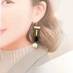 レザーコネクターと大粒コットンパール（カーキ）　ピアス／イヤリング