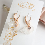 ゆらゆらお花と花びら💐ビジューのピアス・イヤリング
