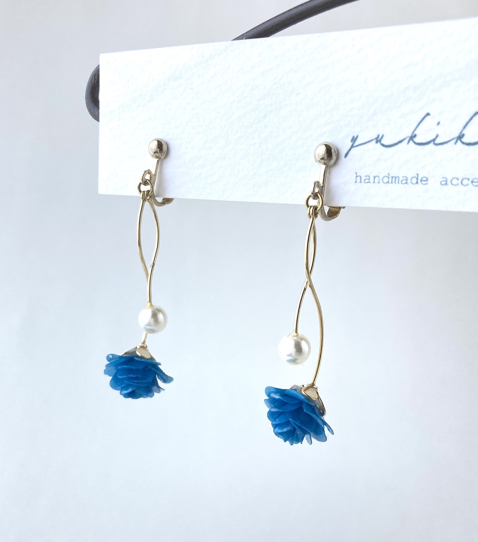 青薔薇とパールのゆれるイヤリング 【ピアスに変更可】【カラー