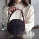 ふかふかムートン×ココアブラウン牛革・ma-ruポシェット◎内装キーホルダー付き：ポケット機能充実しています。