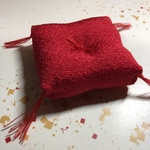 赤いミニ座布団（約6×6㎝）