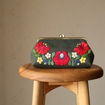カーキリネン　赤い花刺繍がま口ポーチ　L