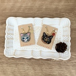 猫さん刺繍と大きめ雪の結晶といちごのバッグチャーム✩.*˚