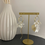 花びら×オーロラクリアのお花　アシンメトリー　ピアス／イヤリング