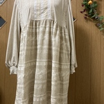 生成り色ニットのチュニックワンピース