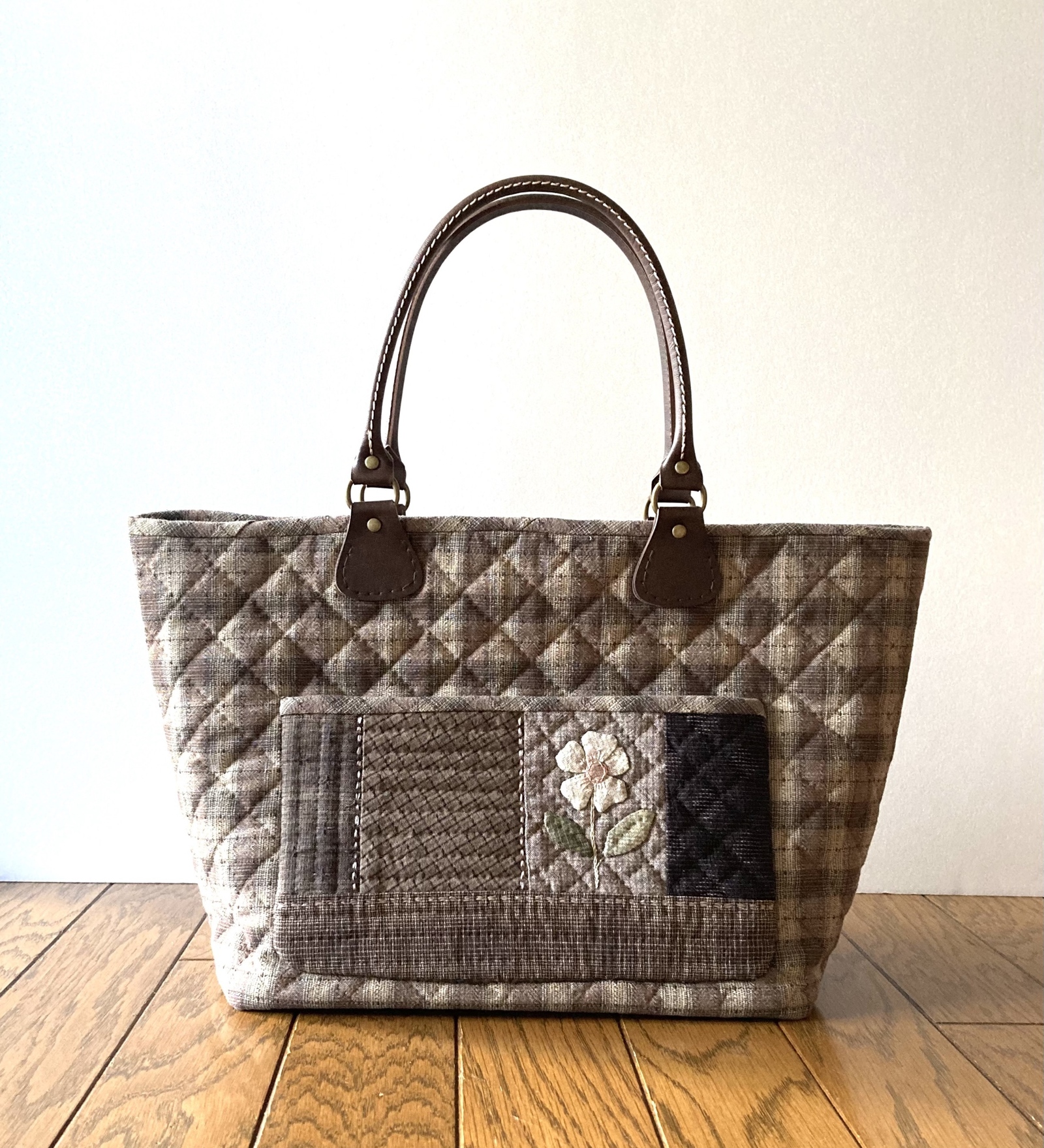 アップリケと刺繍のパッチワークキルトバッグ トートバッグ