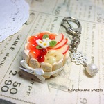 【K様ご依頼品】小さなお花のシャルロットケーキのキーホルダー スイーツデコ
