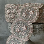 実物のお色味と違う場合があります] インド刺繍リボン　花　インド刺繍　スパンコール　刺繍リボン　リボン　りぼん　※10月8日よりゆうパケットにて発送