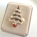 揺れるパールとクリスタルのクリスマスツリーのブローチ