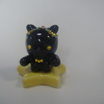 ビーズを付けた黒猫です。
