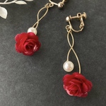 赤い薔薇（真紅）とパールのゆれるイヤリング【ピアスに変更可】【カラー変更可能】