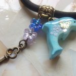 ◇914　ラムネ色　🐚イルカとお花のぷらぷらヘアゴム🐬💦（両面柄入り）