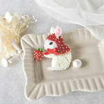 【12/24 21時〜再販】いちご大好きうさぎさん  ビーズ刺繍ブローチ【受注制作】