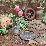 ミニチュアの花「ライトピンクのチューリップの小瓶」