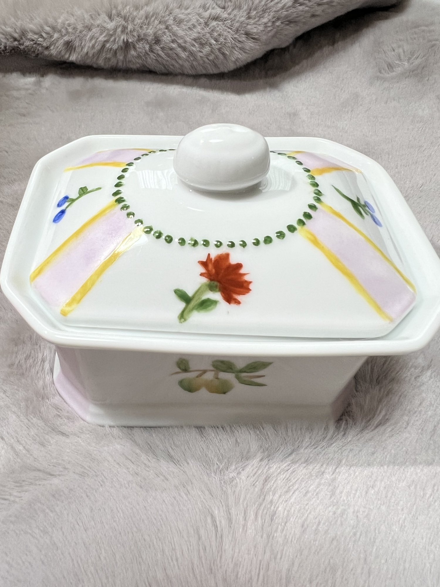 ハンドメイド　蓋付き　季節の小物入れ