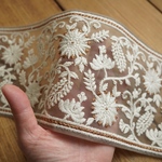 1mカット済み【インド刺繍リボン】幅広　チュール　刺繍リボン   【グレージュ】