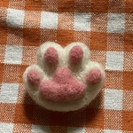 羊毛フェルト白猫ちゃんの肉球ブローチ