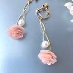 ペールピンクの薔薇とパールのゆれるイヤリング【ピアスに変更可】【カラー変更可能】