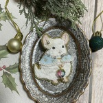【ピンクホワイト】クリスマスチンチラの手刺繍ブローチ②スノーランタン