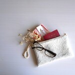 【送料無料】フォーマルポーチ　袱紗代わりにも　-オフホワイトベースにお花模様の刺繍-