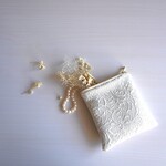 【送料無料】ましかくポーチ　-オフホワイトベースにお花模様の刺繍-