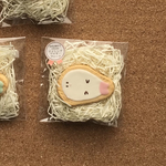 アイシングクッキー風ブローチ(ひこうあざらし・ピンク)