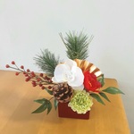 【再3】お正月飾り🎍胡蝶蘭と南天の紅白お正月アレンジ(お正月アレンジ　贈り物にも)