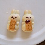 ビスケット大好きうさぎさんのパン ブローチまたはパーツなし