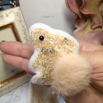 ビーズ刺繍ブローチうさぎ 干支うさぎ 卯年ブローチ