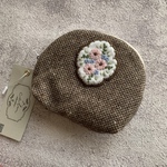花刺繍のラウンドポーチ