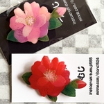 山茶花のブローチ