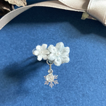 きらり雪の結晶のイヤーカフ𖤣お休みの日のワクワクお供𖤣つまみ細工