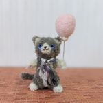 アートモール製　5.5cm さくら色の風船を持ったネコ　ミニチュア