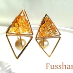 反転三角☆揺れるコットンパールキャッチピアス（ゴールド）
