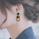 ＊美しいグリーンオニキスとべっ甲と変形リングのピアス＊イヤリングに変更可能＊金属アレルギー対応＊クリスマス