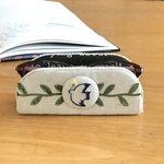 北欧風　青い鳥　黄色い花　刺繍　メガネスタンドで　心地よいお部屋に。　