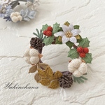 〜冬のリースブローチ(ナチュラルゴールドx白いポインセチア)〜