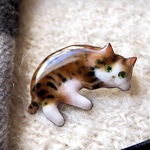 猫の七宝焼きブローチ　「退屈だニャ〜」