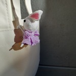 つかまりウサギのブローチ　インテリア　置物　ちりめん　つまみ細工　兎　卯年　干支　rabbit　プレゼント