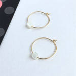 マザーオブパール一粒キューブのフープピアス  夏  シンプル