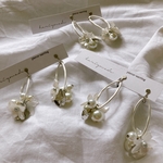 White silverとお花で耳元を華やかに。
